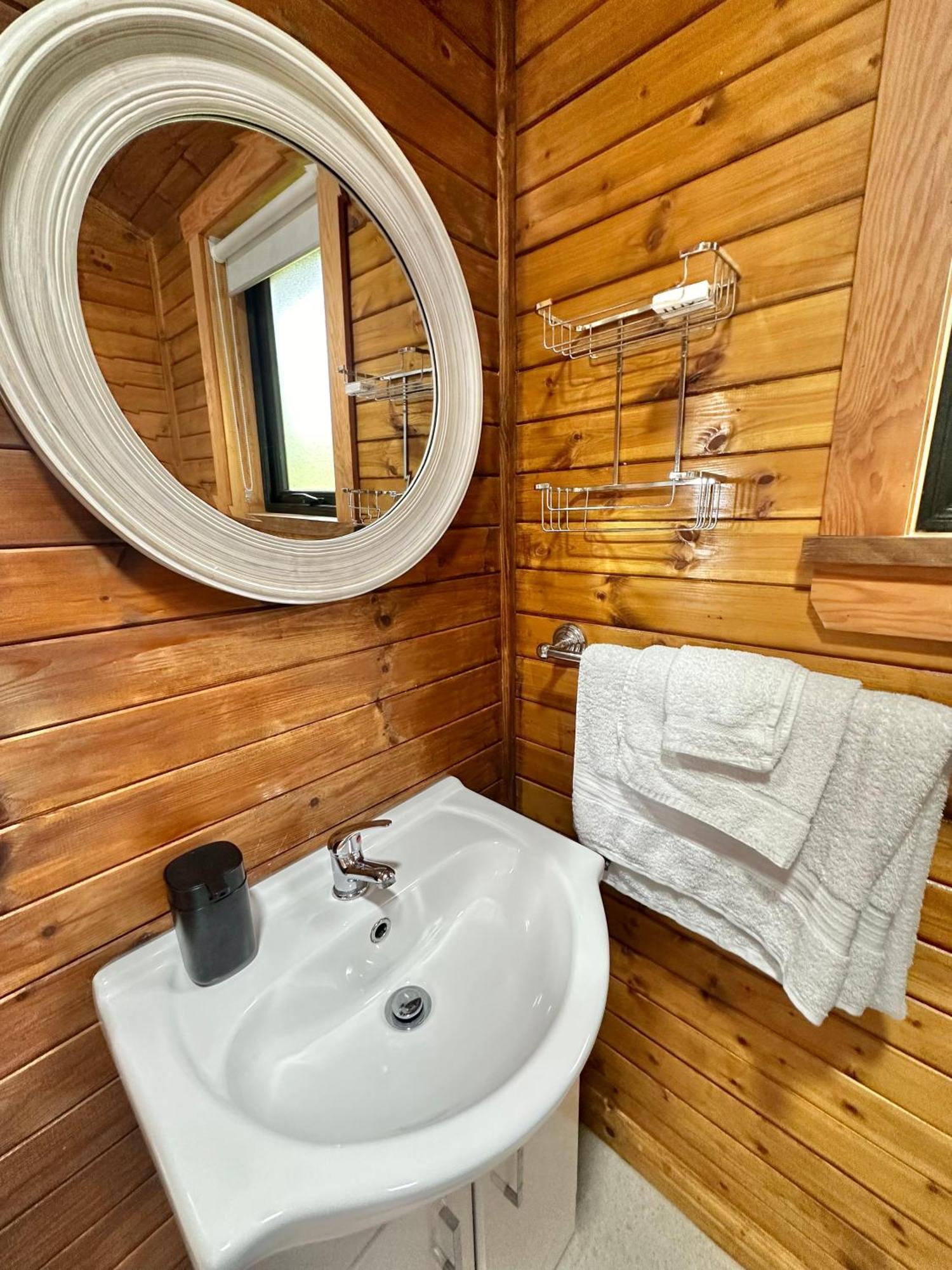 Cosy Portmor Log Cabin- Sea Views, Deck & Relaxation Malin Head Bagian luar foto